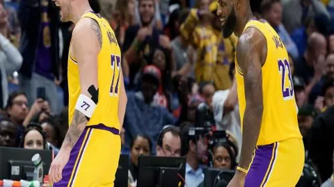 内马尔赛后成焦点，对手球员争相合影留念